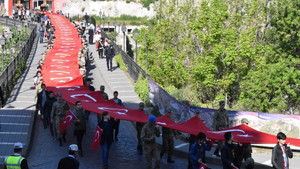 Çanakkale’de destan yazan 57. Alay için 102 metrelik bayrakla Vefa Yürüyüşü yapıldı
