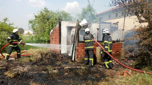 Barakada çıkan yangın itfaiyeyi harekete geçirdi
