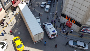 Tıkanan yolda vatandaşlar ambulans için seferber oldu
