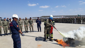 Üs Bölgesindeki askerlere yangına müdahale eğitimi
