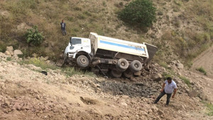 Hafriyat yüklü kamyon şarampole yuvarlandı: 1 Yaralı
