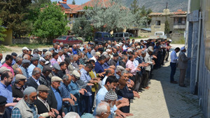 Çiftçiler Korkuteli’nde yağmur duasına çıktı
