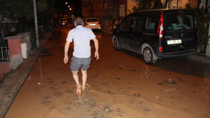 Su borusu patladı, mahalleli deprem sandı
