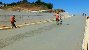 Hilvan’da beton yol uygulama çalışmaları sürüyor
