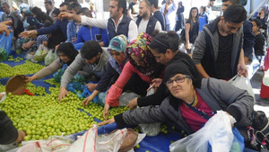 Ramazan ayı öncesi sebze ve meyveyi bedava dağıttı
