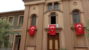 19 Mayıs Bayramı dolayısıyla kiliseye Türk bayrağı asıldı