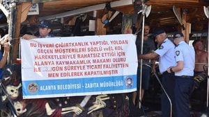 Belediye hanutçuluk yapanları  İngilizce-Türkçe afişle ifşa etti