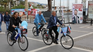 Acar'ın bisikletli seçim kampanyası