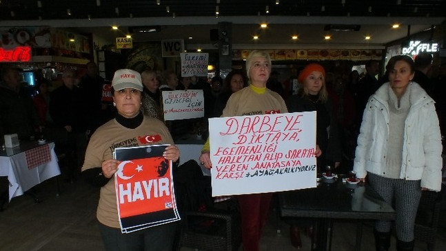 Marmaris’te “Türkiye için 1 dakika ayağa kalk” eylemi
