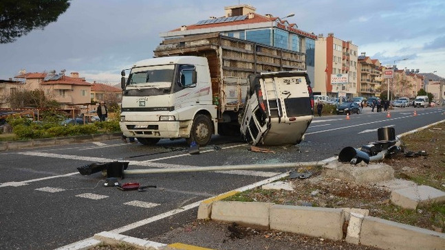 Ortaca’da takla atan araç kamyonun altında kaldı; 2 Yaralı
