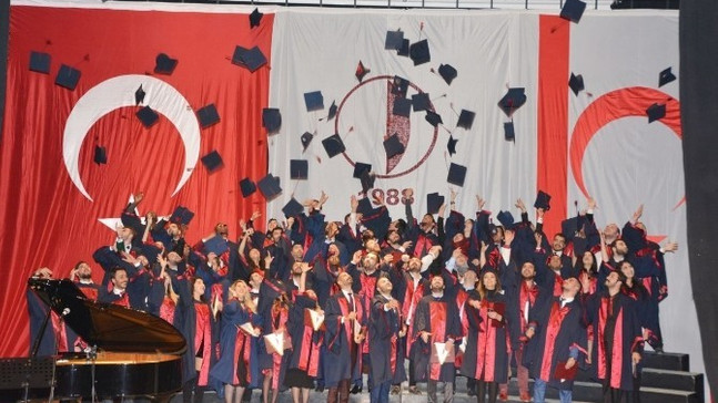 YDÜ Mimarlık Fakültesi mezunları diplomalarını aldı
