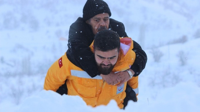 112 görevlisi hastayı metrelerce sırtında taşıdı
