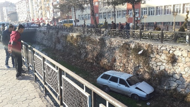 Tokat’ta otomobil dereye uçtu: 1 yaralı
