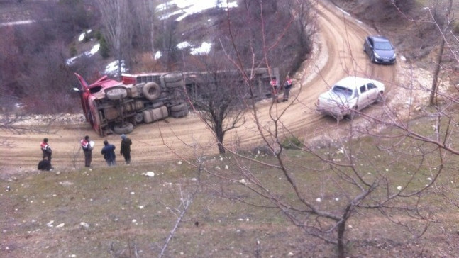 Mermer yüklü TIR devrildi
