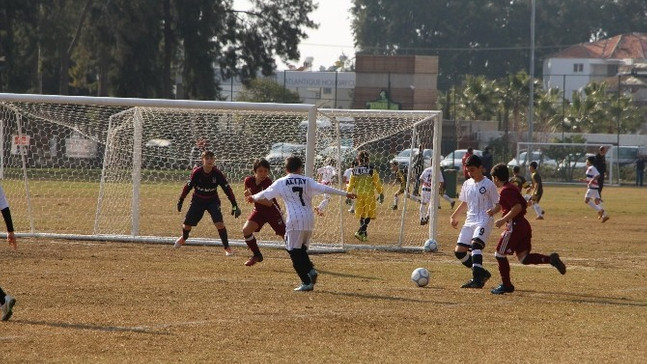 “Sömestr Cup“ futbol turnuvası Kuşadası’nda başladı
