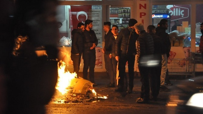 Kars’ın soğuğu vatandaşa durakta ateş yaktırdı
