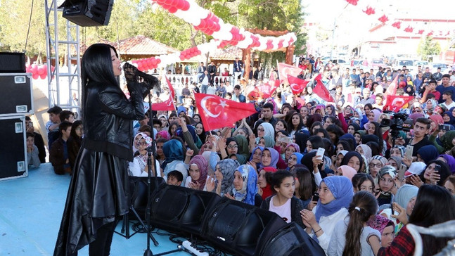 Niran Ünsal Çekerek’te konser verdi
