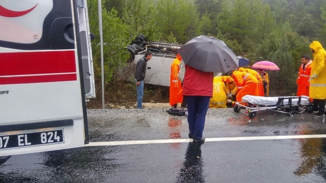 Antalya’da tur otobüsü devrildi: 15 yaralı