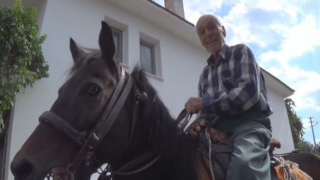 80 Yıldır ulaşımını at binerek sağlıyor