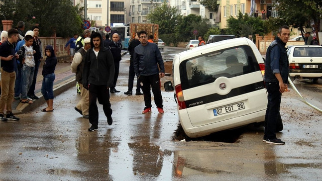 Antalya’da yol çöktü: 2 araç mahsur kaldı