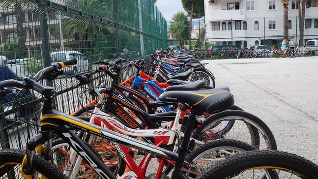 Öğrencilere bisiklet park yeri yapıldı
