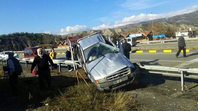 Kastamonu’da kamyonet bariyerlere çarptı: 5 yaralı
