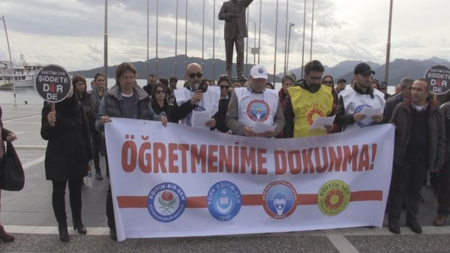 Eğitimcilere şiddeti protesto ettiler