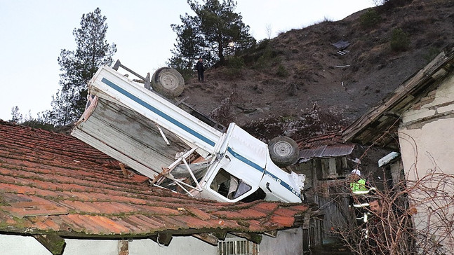 Kamyonet 80 metre uçurumdan evin çatısına uçtu