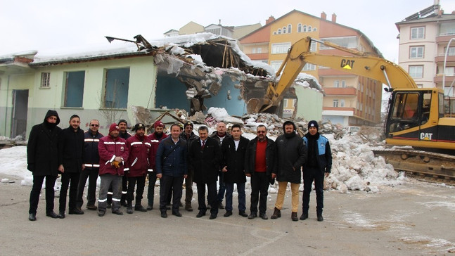 Seydişehir’de eski sağlık meslek lisesi binasının yıkımına başlandı
