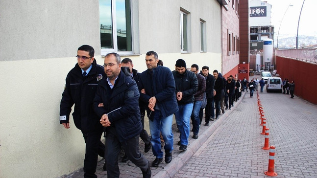 Kayseri’de FETÖ operasyonunda gözaltına alınan 14 akademisyen adliyeye sevk edildi
