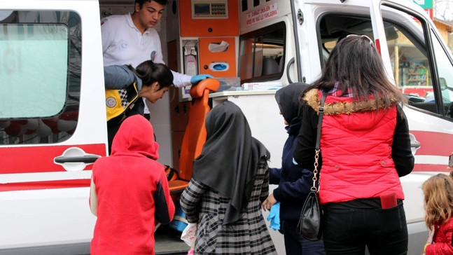 Parmakları kapı arasına sıkıştı
