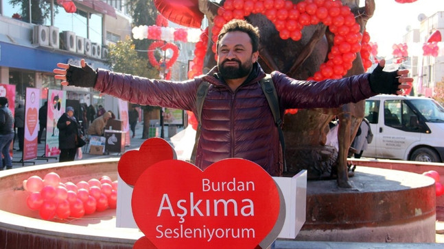 Kürsüye çıkıp ilanı aşklarını ettiler
