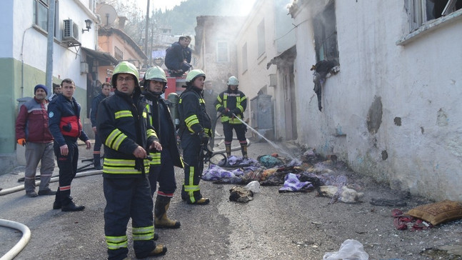 Çakmakla oynayan 3 yaşındaki çocuk yangın çıkardı

