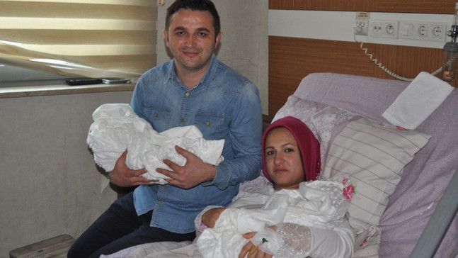 Sevgililer Gününde ikiz bebek sevinci
