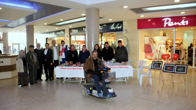 Engelliler el emeklerini sergiledi
