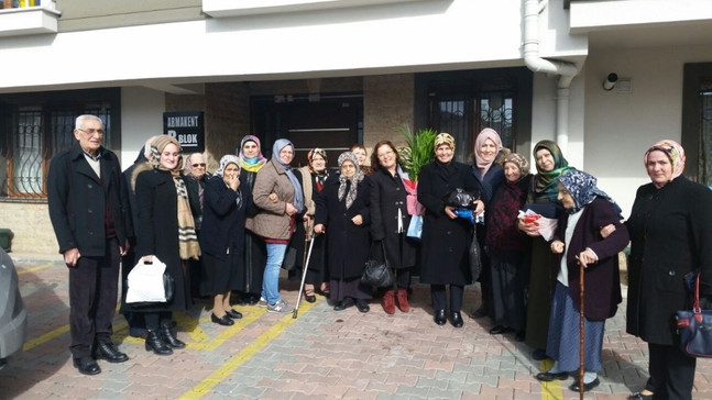 AK Partili kadınlar huzurevi sakinlerini misafir etti
