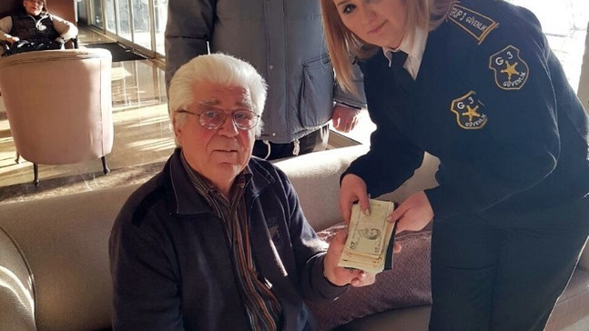 Tire’de cüzdanını unutan turist için seferber oldular
