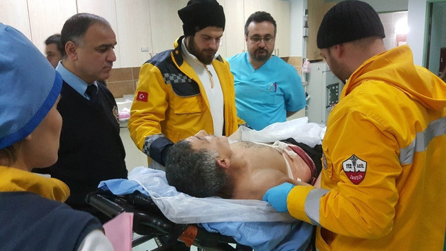 Sokak ortasında bıçaklı saldırıda yaralandı
