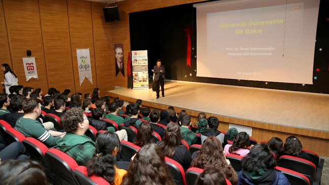 Rektör Sabuncuoğlu üniversite adayı öğrencilerle buluştu
