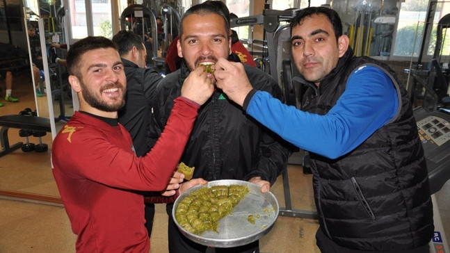 Sabri baba oldu, takımını baklavaya doyurdu
