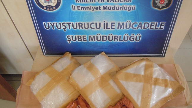 İran uyruklu bir şahsın üzerinde 3 kilo 10 gram uyuşturucu madde ele geçirildi
