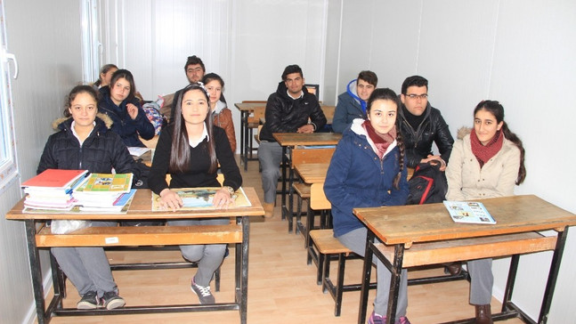 Deprem bölgesinde 2. yarıyılın ilk zili prefabrik dersliklerde çaldı
