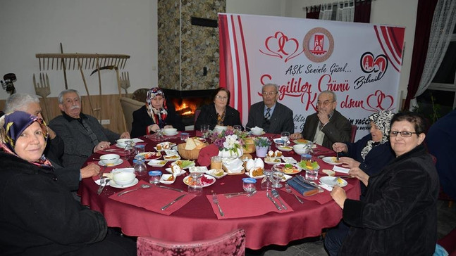Yarım asırlık sevgililer yemekte buluştu
