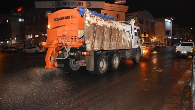 Düzce Belediyesi tuzlama çalışması yapılıyor
