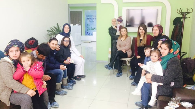 Engelli çocuklara el ve ayak bakımı
