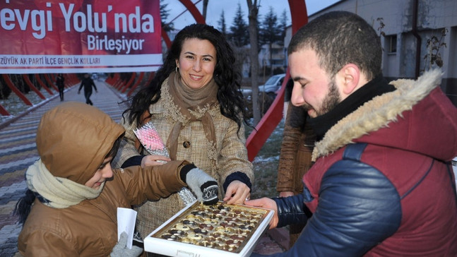 Sevgililer Gününde kalpler sevgi yolunda birleşti
