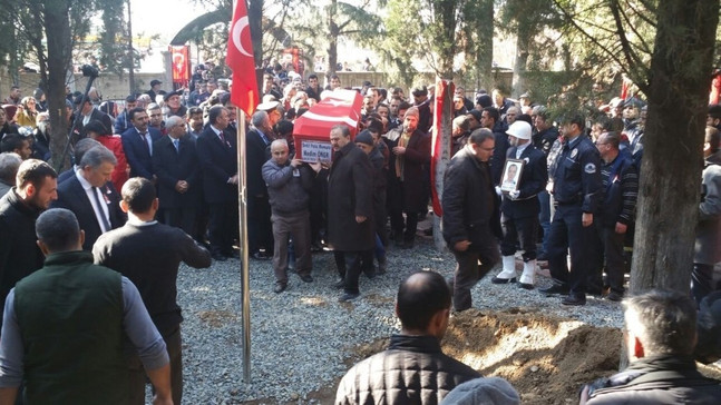 Şehit polis memuru gözyaşlarıyla toprağa verildi
