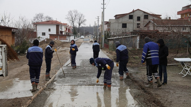 Başiskele’de beton yol çalışmaları devam ediyor
