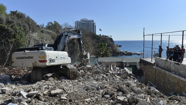 Antalya’da sit alanındaki plaj tamamen yıkıldı
