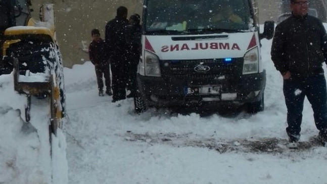 Hasta taşıyan ambulansı belediye ekipleri kurtardı
